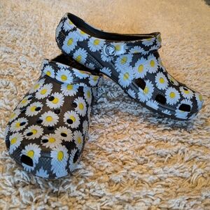 Crocs Black Daisy Mens 9/Womens 11 Excellent Condition!